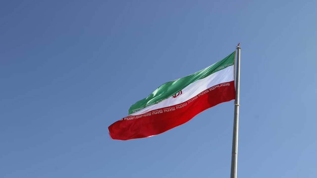 اهتزاز پرچم ۴۰ متری در میدان بعثت کازرون + تصاویر