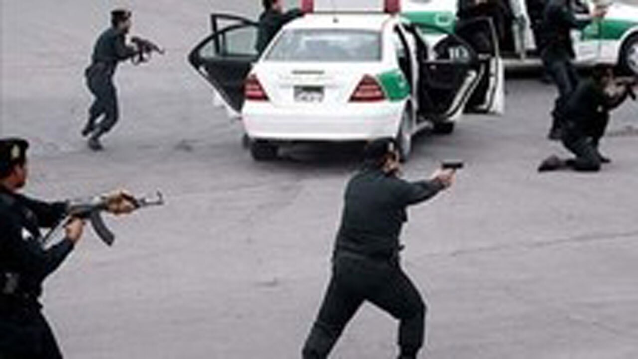 لحظه تیراندازی پلیس به سارقین در اهواز + فیلم