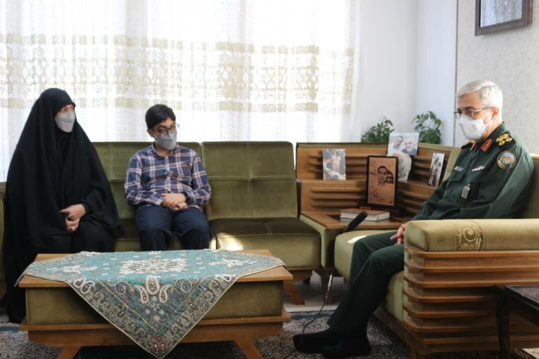 دیدار سرلشکر باقری با خانواده شهید حسین بادپا