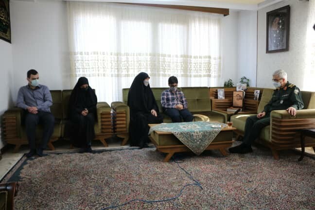 دیدار سرلشکر باقری با خانواده شهید حسین بادپا