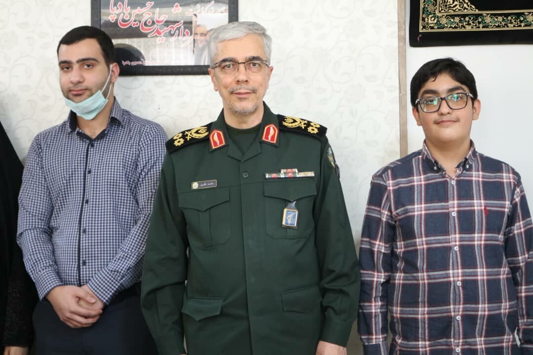 دیدار سرلشکر باقری با خانواده شهید حسین بادپا