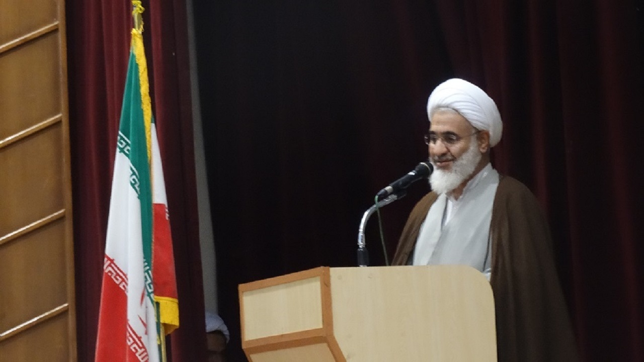 تاکید امام جمعه قزوین بر تبیین دستاورد‌های انقلاب