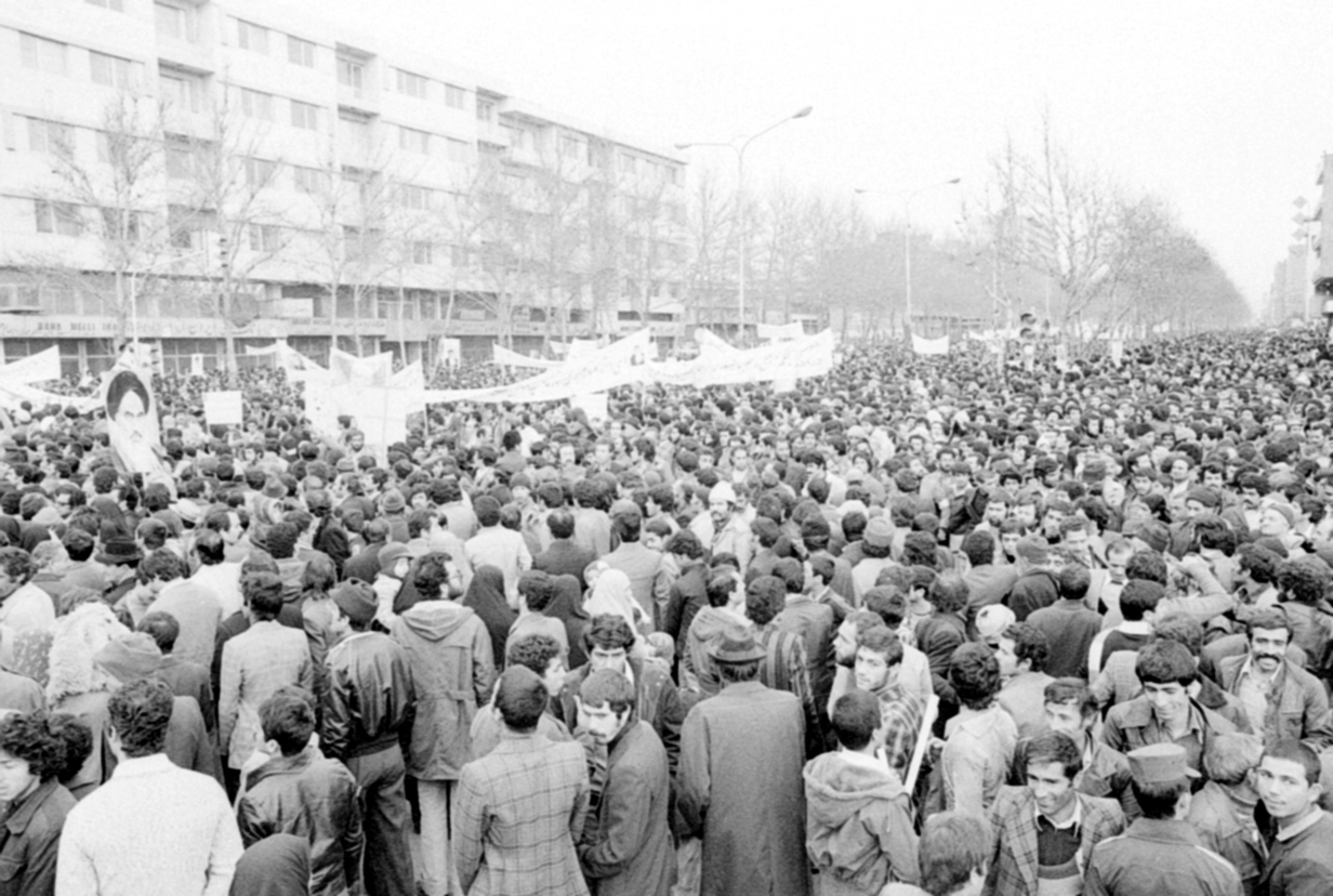 رونمایی کتاب انقلاب از نگاه عکاسان همدان در فروردین‌ ۱۴۰۰