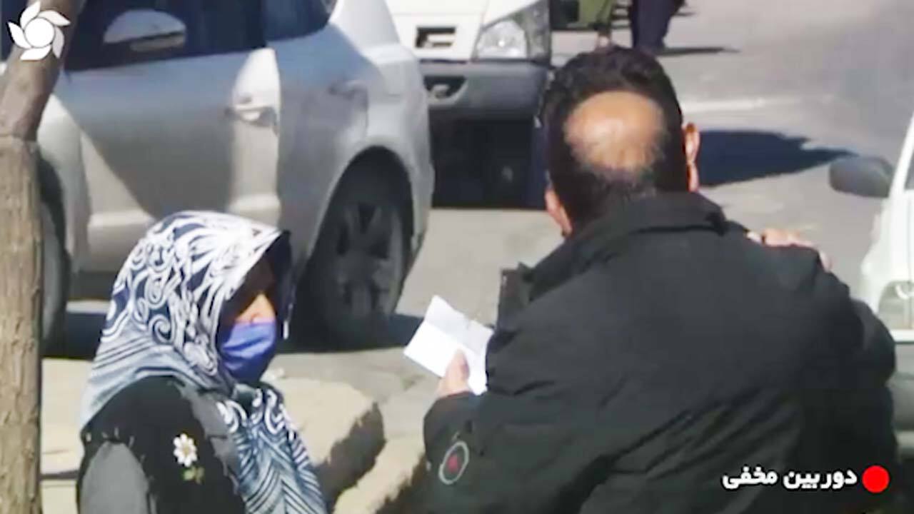 دوربین مخفی احساسی به مناسبت روز مادر/ واکنش جالب مردم به فرزندی که مادرش را به خانه سالمندان می‌برد + فیلم