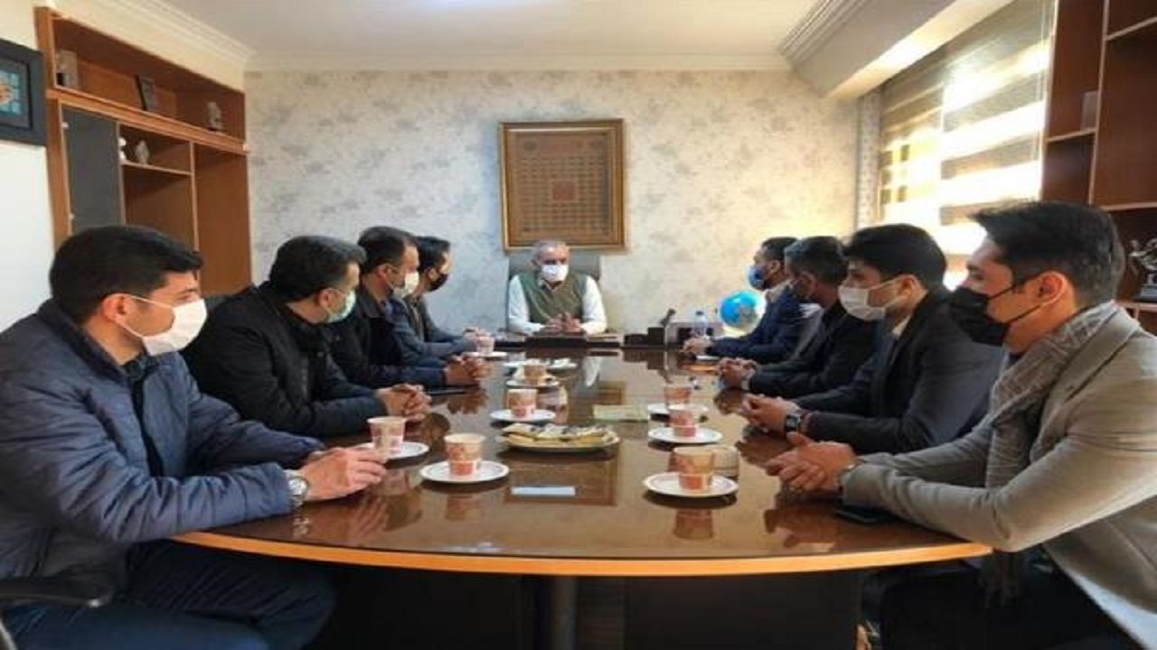 نشست صمیمی جمعی از داوران با سرپرست و دبیرکل فدراسیون فوتبال