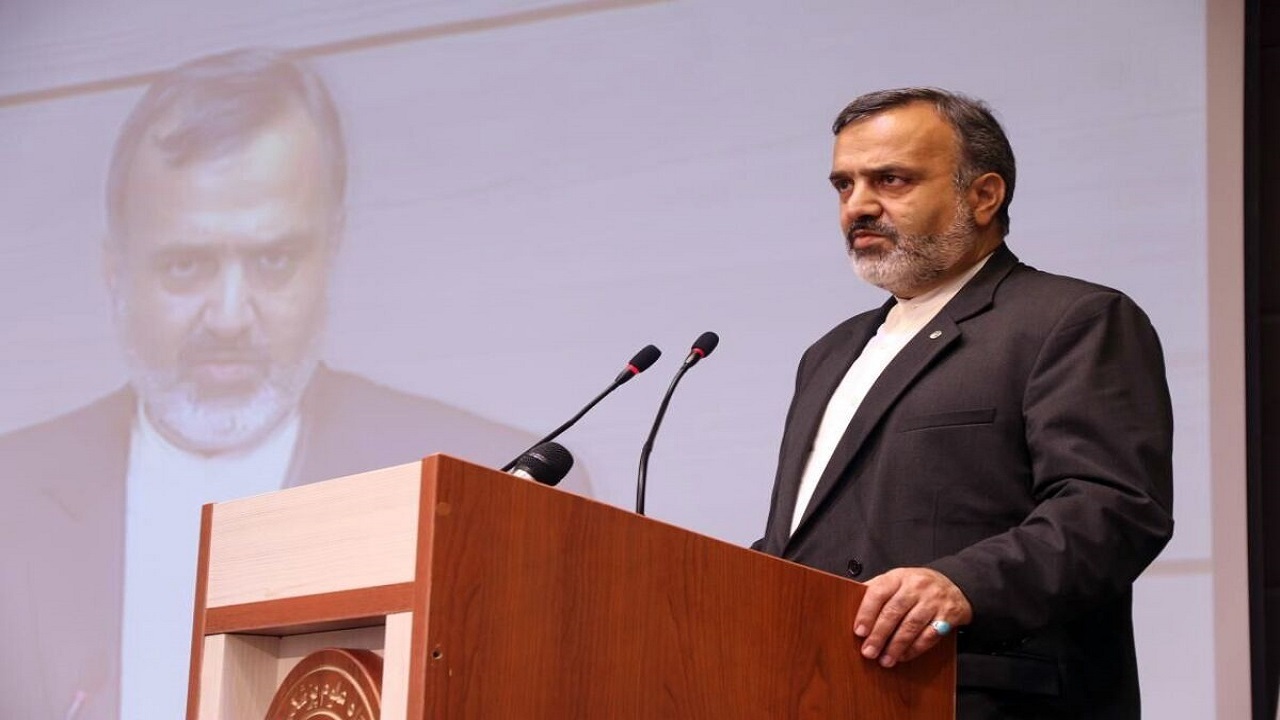 انقلاب اسلامی درس استقلال و خودباوری را به همگان داد