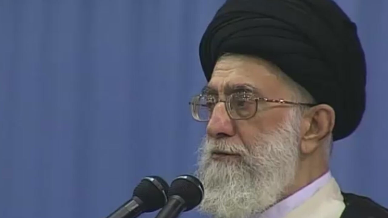 مداحی شنیدنی حسین سیب سرخی در حضور رهبر انقلاب اسلامی + فیلم