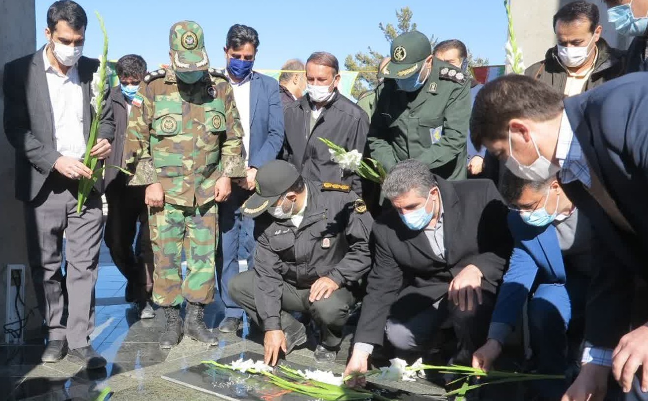 غبارروبی مزار شهدای گمنام دانشگاه آزاد مهاباد