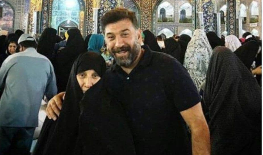 علی انصاریان در کنار مادرش