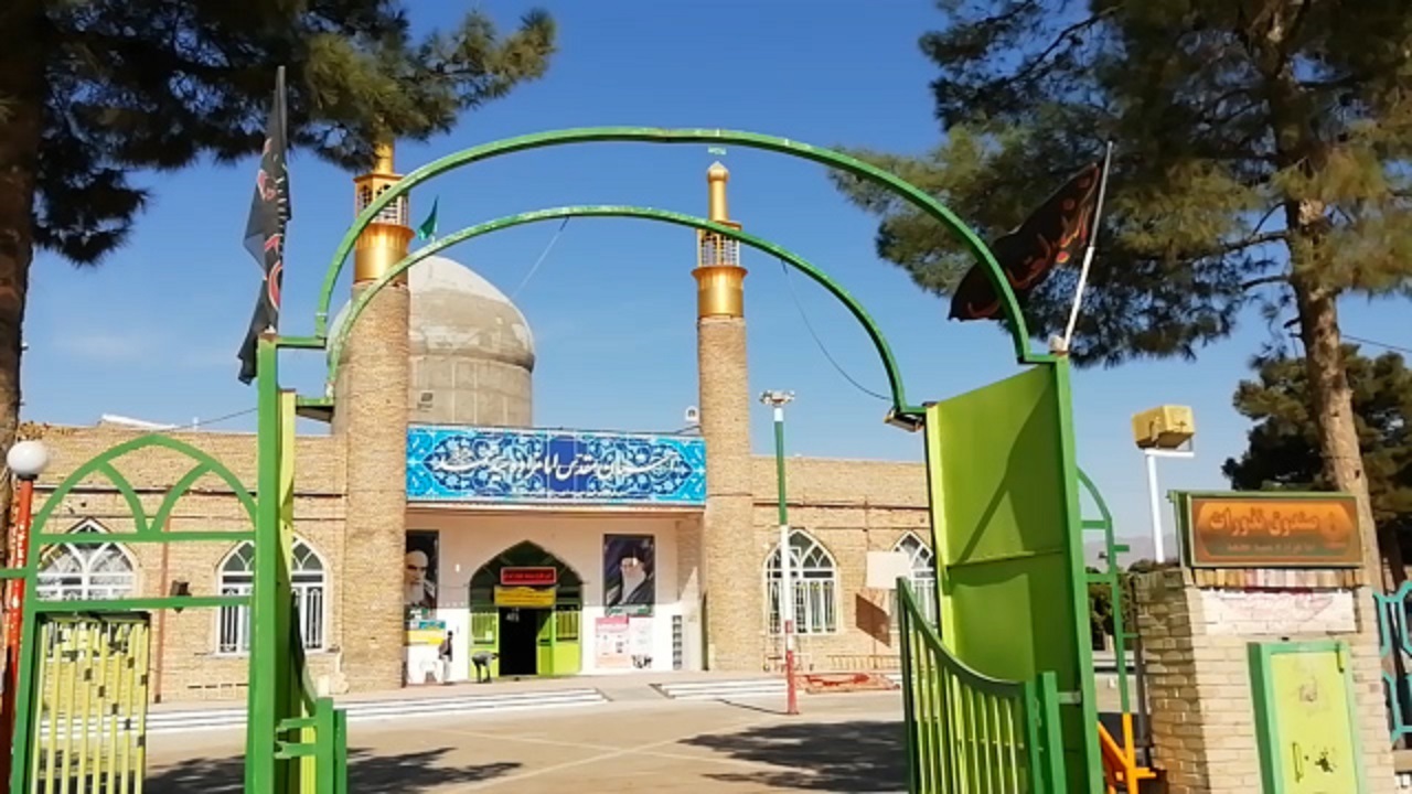 غبارروبی و عطر افشانی آستان مقدس امام‌زاده سید محمد(ع) در کاشمر + فیلم