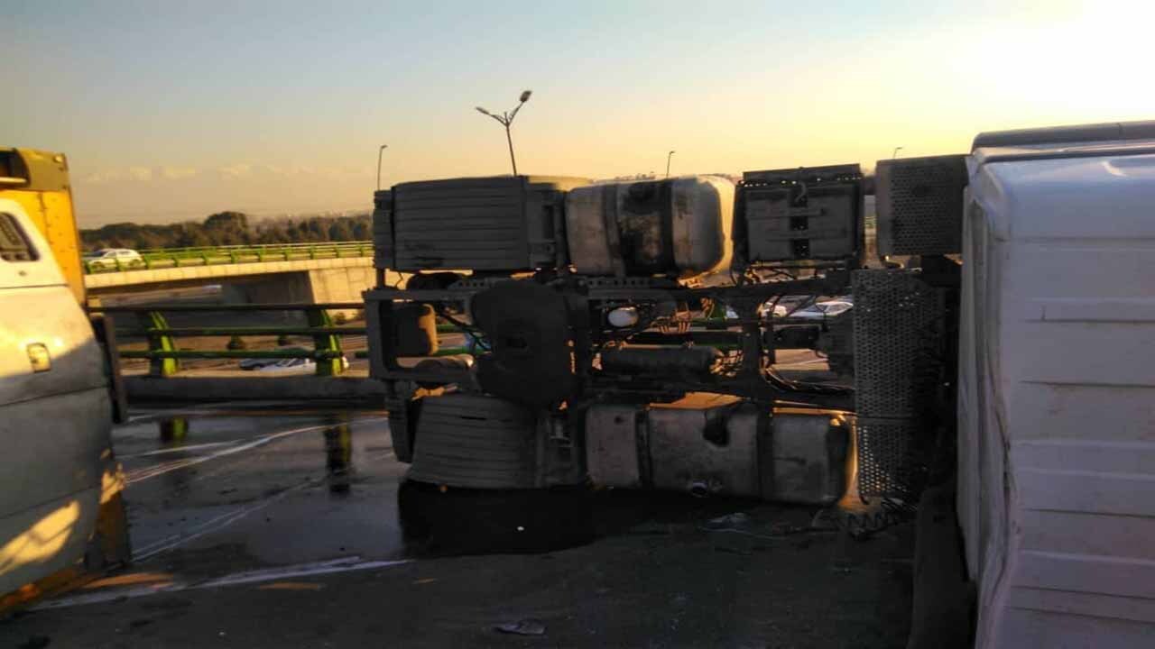 واژگونی یک دستگاه تریلر در اتوبان تهران ساوه