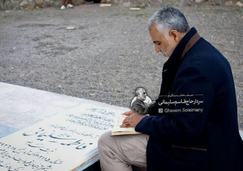شهید سلیمانی بر سر مزار مادر