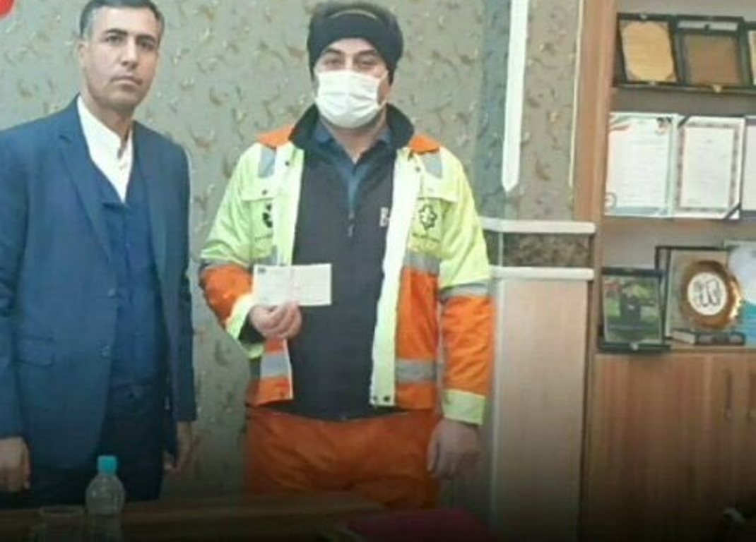 قدردانی معاون خدمات شهری شهرداری منطقه ۳ تبریز از پاکبان پاکدست