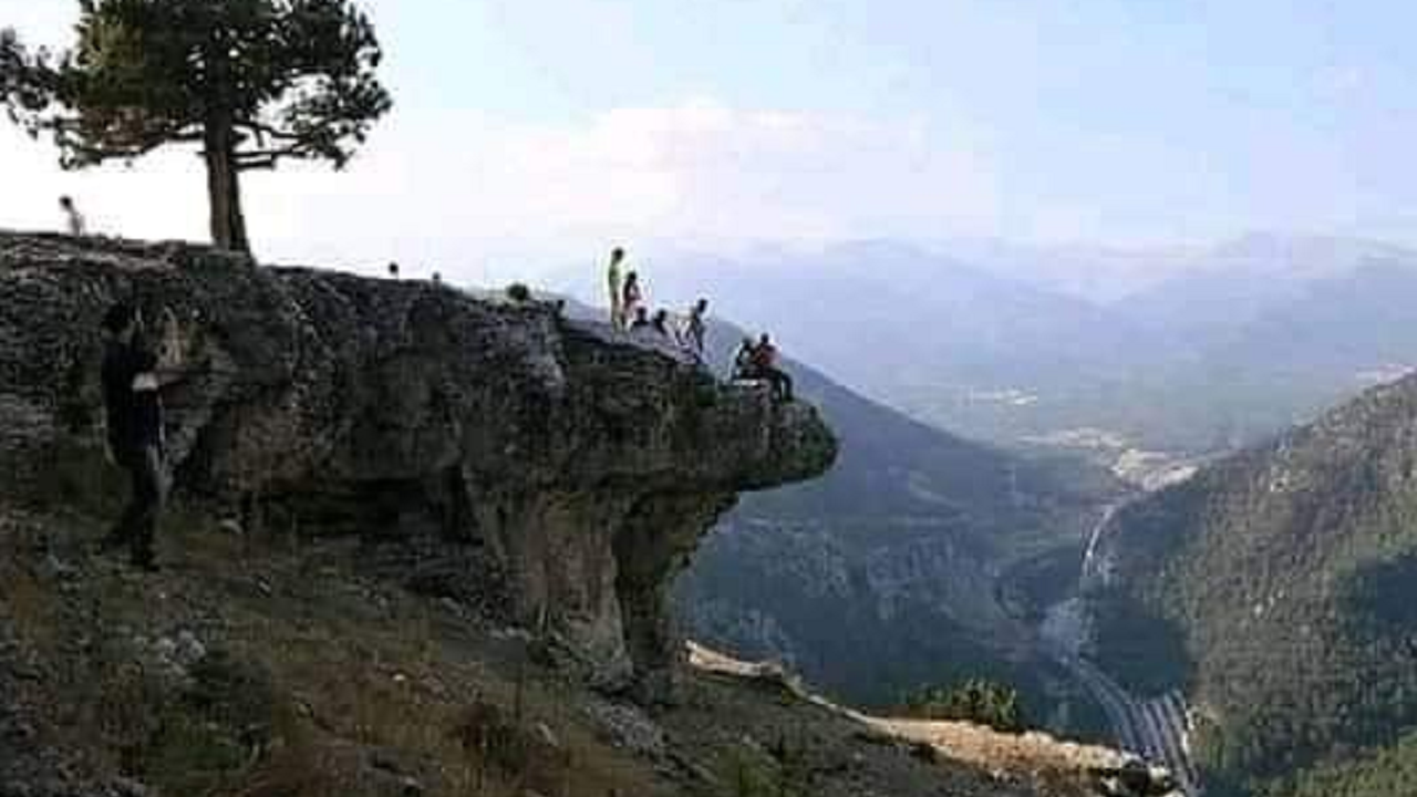 تصاویر خطرناک سه جوان در لبه پرتگاه کاربران را شگفت زده کرد