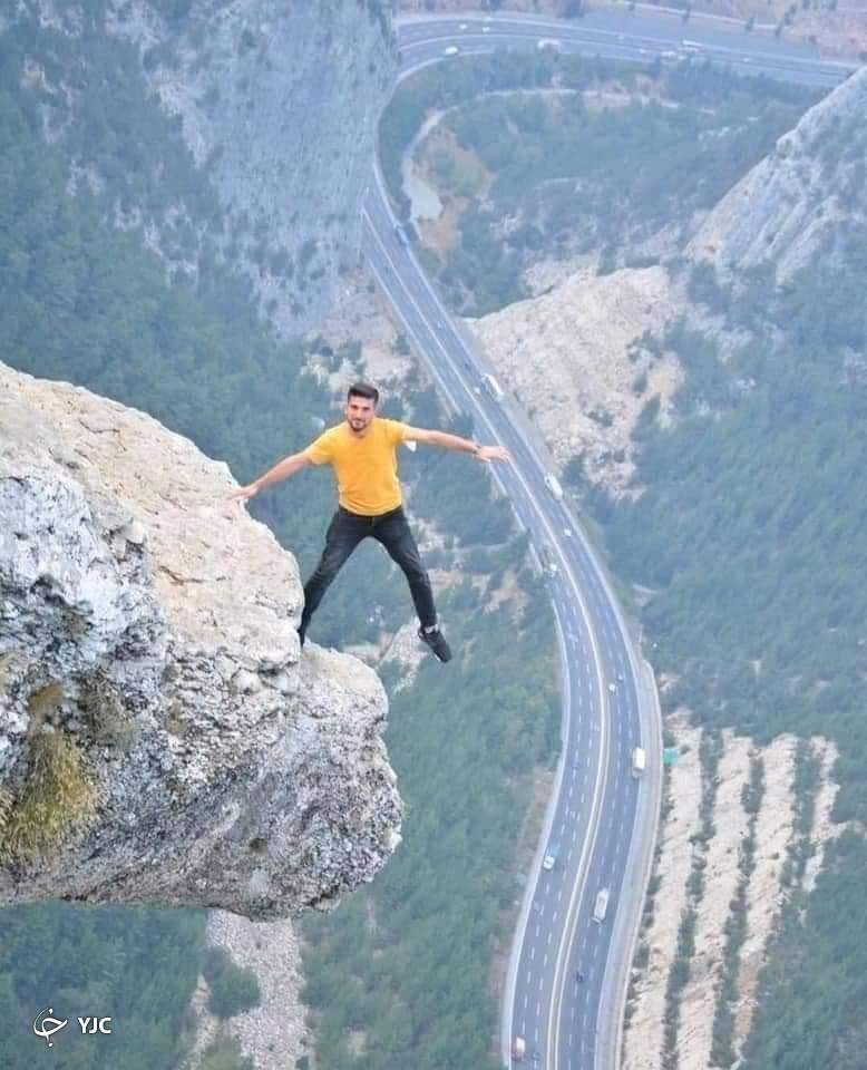 بازی با مرگ زوج جوان در لبه پرتگاه بازی با مرگ زوج جوان در لبه پرتگاه