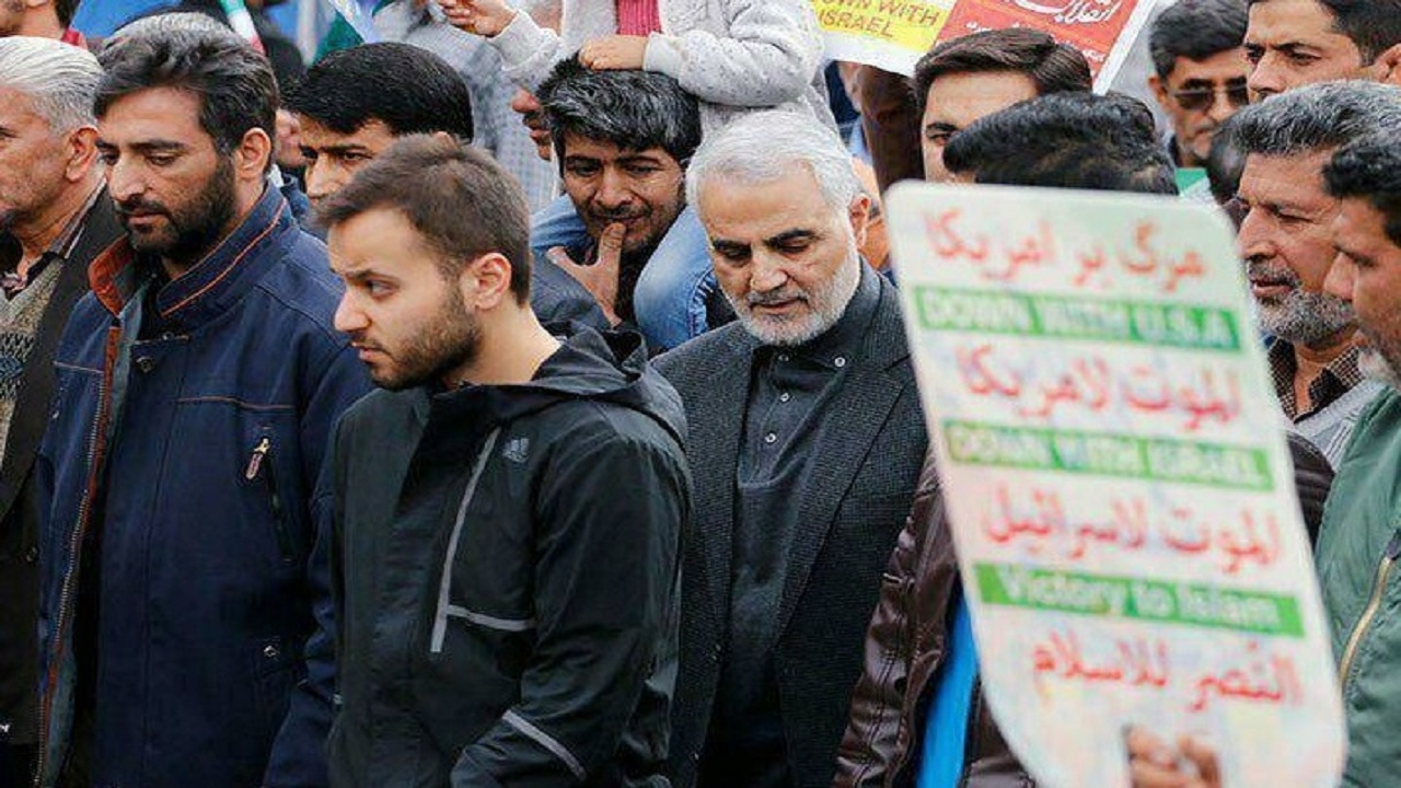 حضور شهید حاج قاسم سلیمانی در راهپیمایی ۲۲ بهمن+فیلم