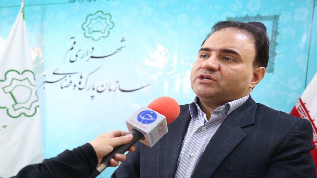 آغاز عملیات هوادهی و پوشش‌دهی چمن فضای سبز در قم
