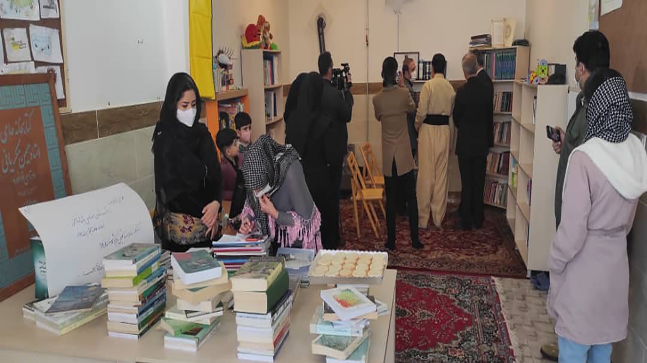اهدای ۲۰۰ جلد کتاب به کتابخانه‌ روستای خورخوره