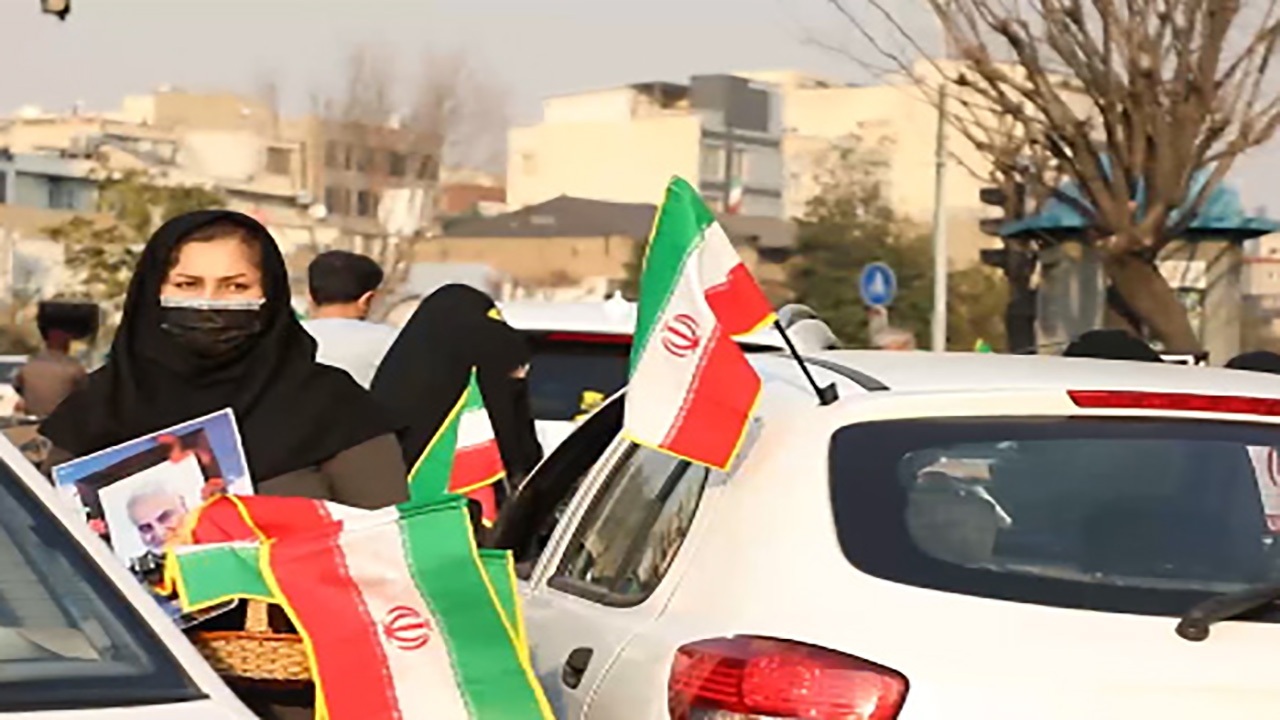 توزیع پرچم و گل به مناسبت دهه فجر در میدان فردوسی + فیلم