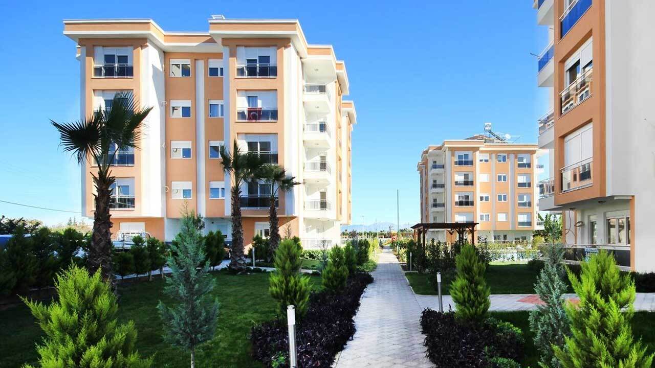 قرنطینه یک آپارتمان در پی ابتلای ۶ تن از ساکنانش به کرونای انگلیسی + فیلم