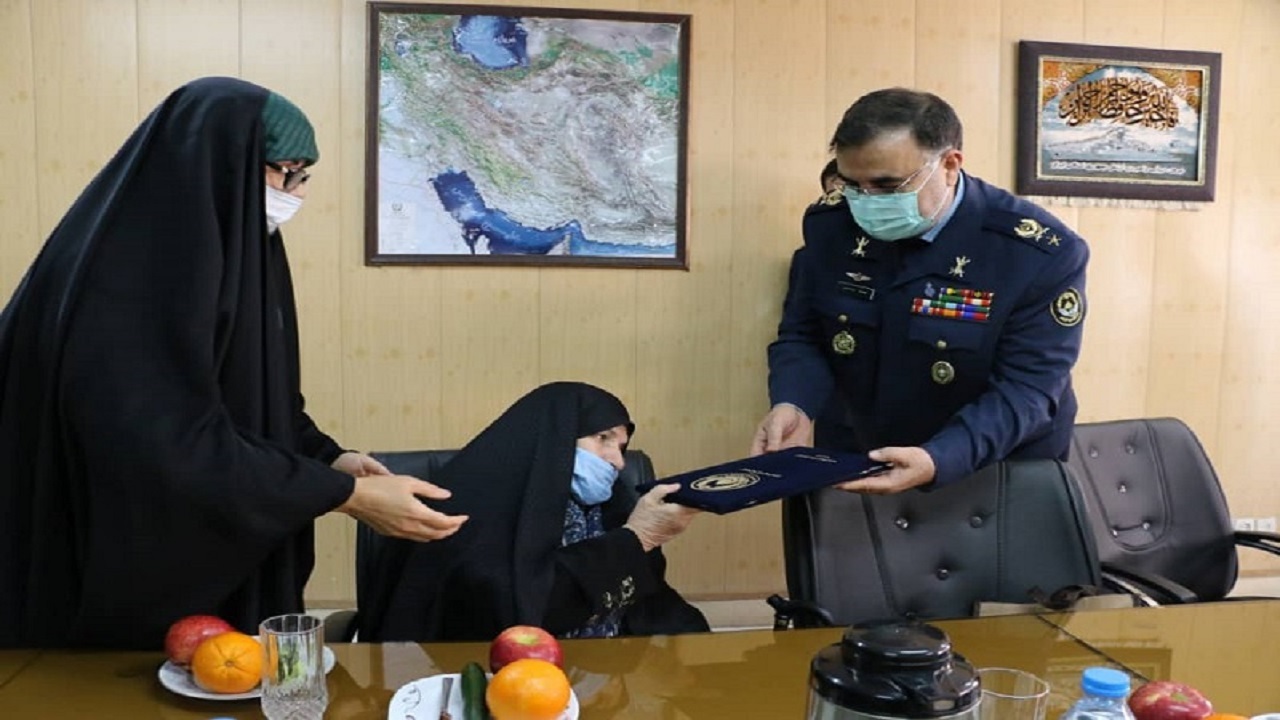 تقدیر امیر سرتیپ واحدی از خانواده‌های شهدا در دهه فجر