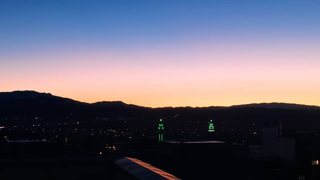 تصویری زیبا از غروب خورشید در بام ایران