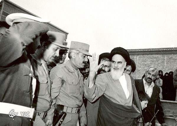 خلبان ارتشی که به حای رفتن به پادگان اعلامیه&zwnj;های امام را تکثیر کرد