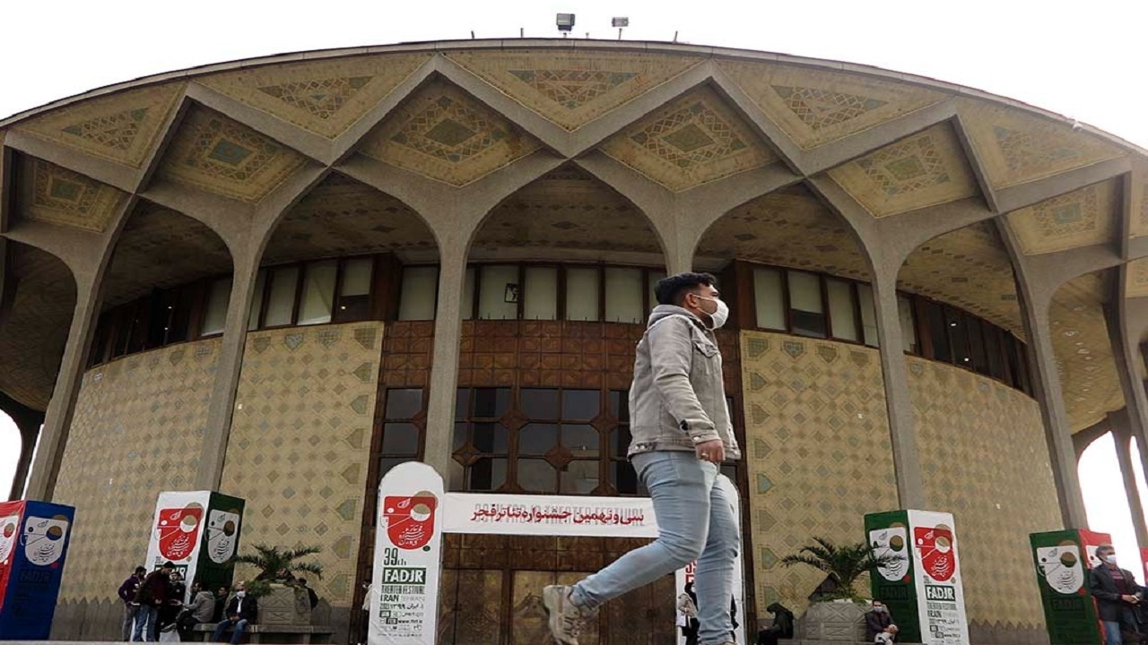 اجرای تئاتر حماسی فجر در هوای بارونی روز هشتم