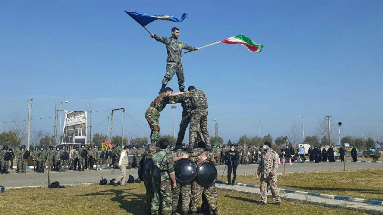 سپاه در برابر مردم با عطوفت و با معاندان محکم برخورد می‌کند