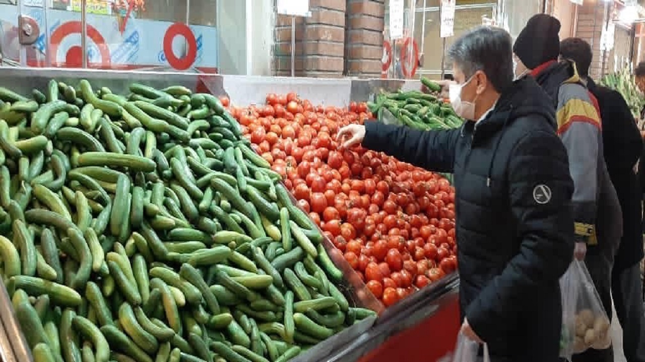 کاهش قیمت گوجه فرنگی و پیاز سفید در میادین میوه و تره بار