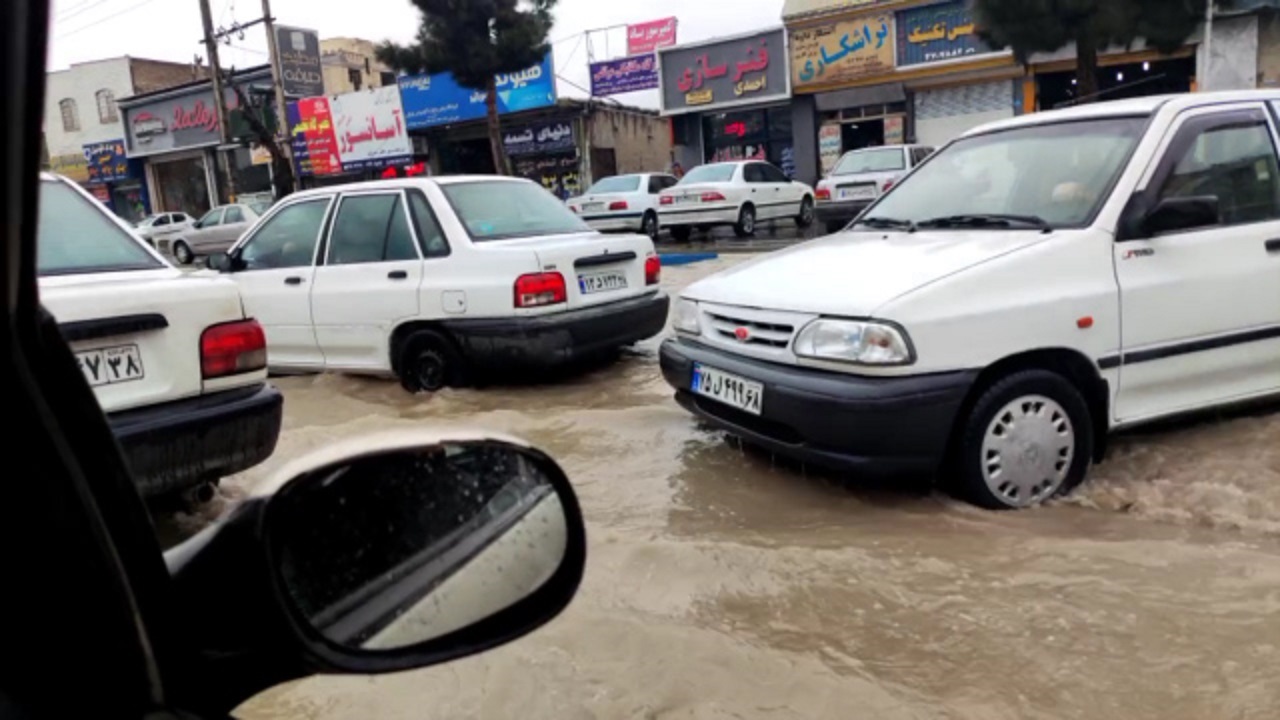 خیابانی در استان البرز که با هر باران مسدود می‌شود! + فیلم