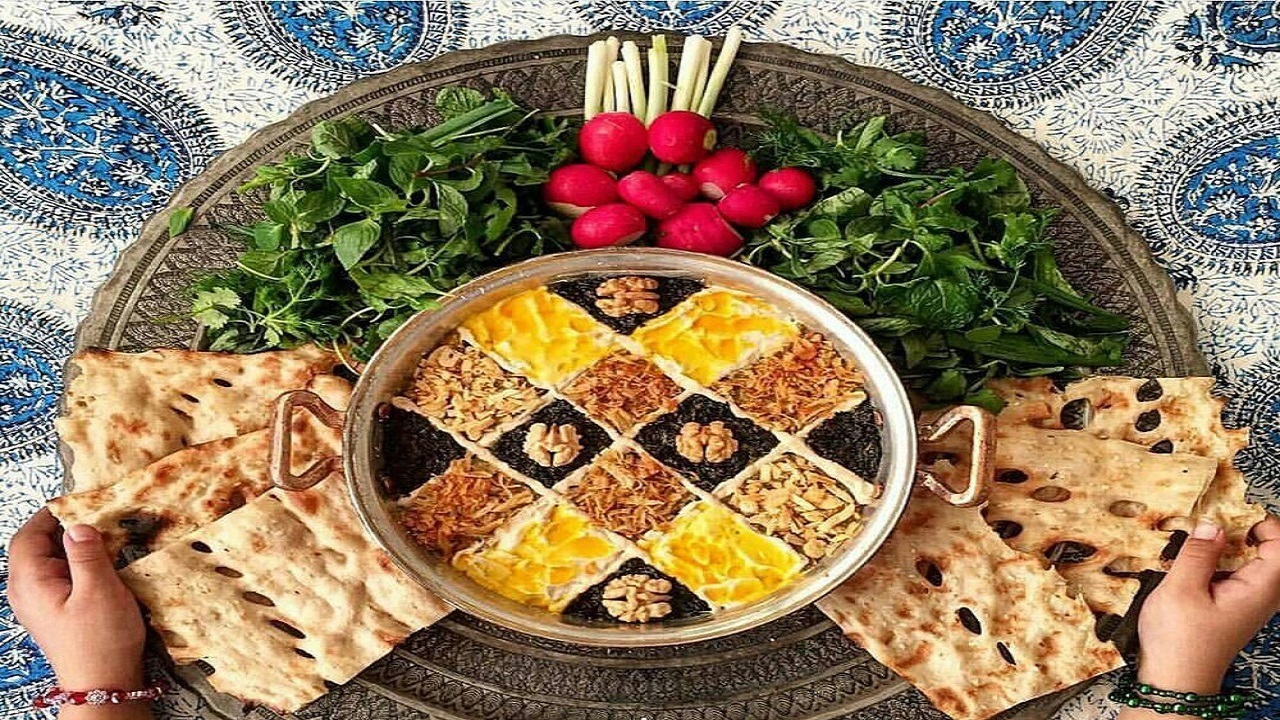 آموزش آشپزی؛ از گراتن سیب زمینی با سوسیس و پخت گوشت بوقلمون به روش ترکیه&zwnj;ای تا شکلات سه لایه آجیلی + تصاویر