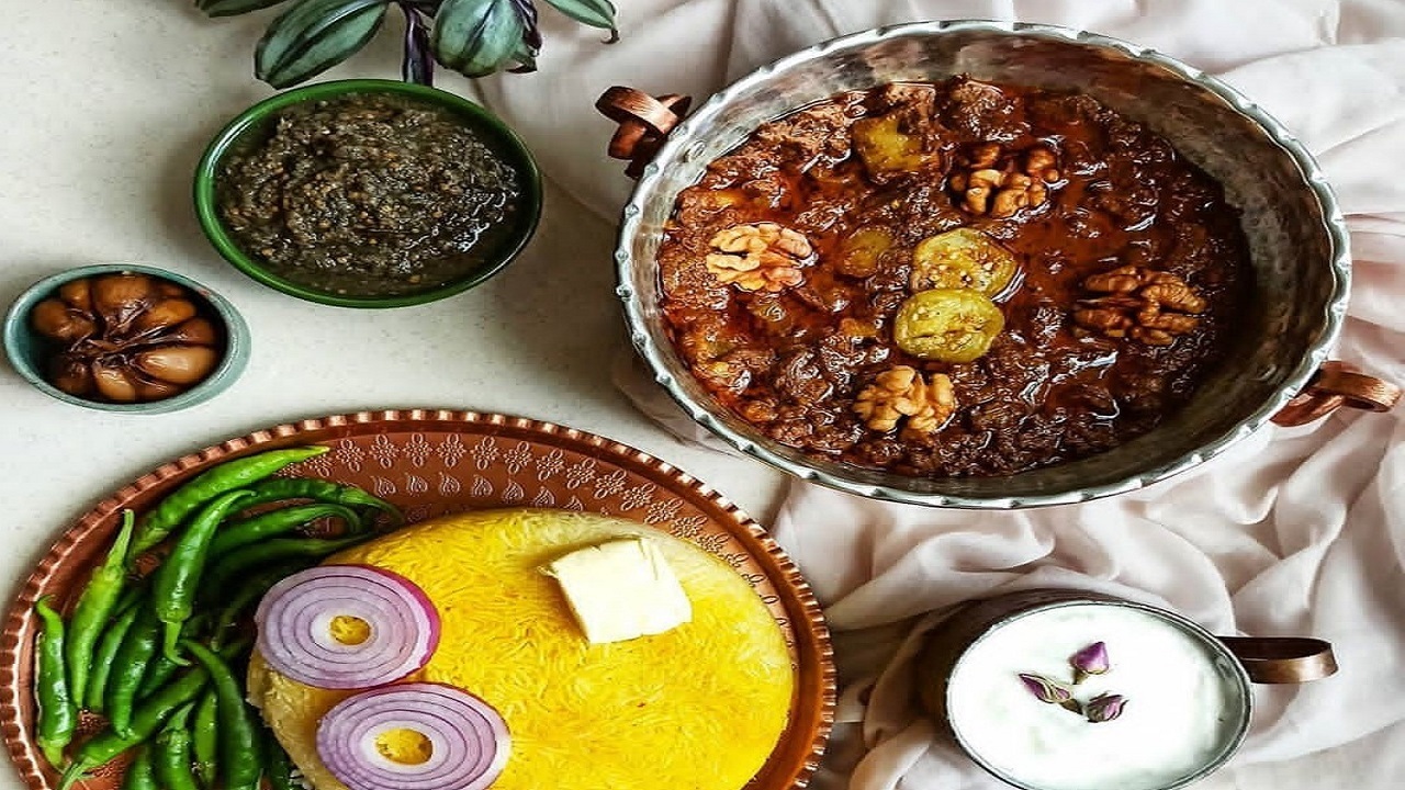 آموزش آشپزی؛ از گراتن سیب زمینی با سوسیس و پخت گوشت بوقلمون به روش ترکیه&zwnj;ای تا شکلات سه لایه آجیلی + تصاویر