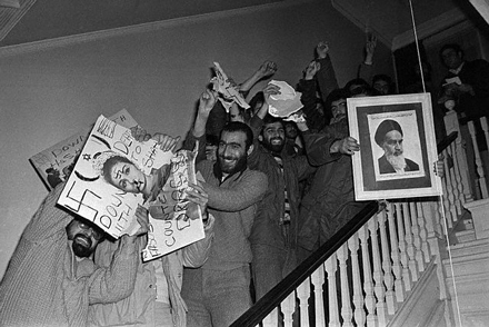 وقتی بختیار هنوز انقلاب را یک شوخی می داند