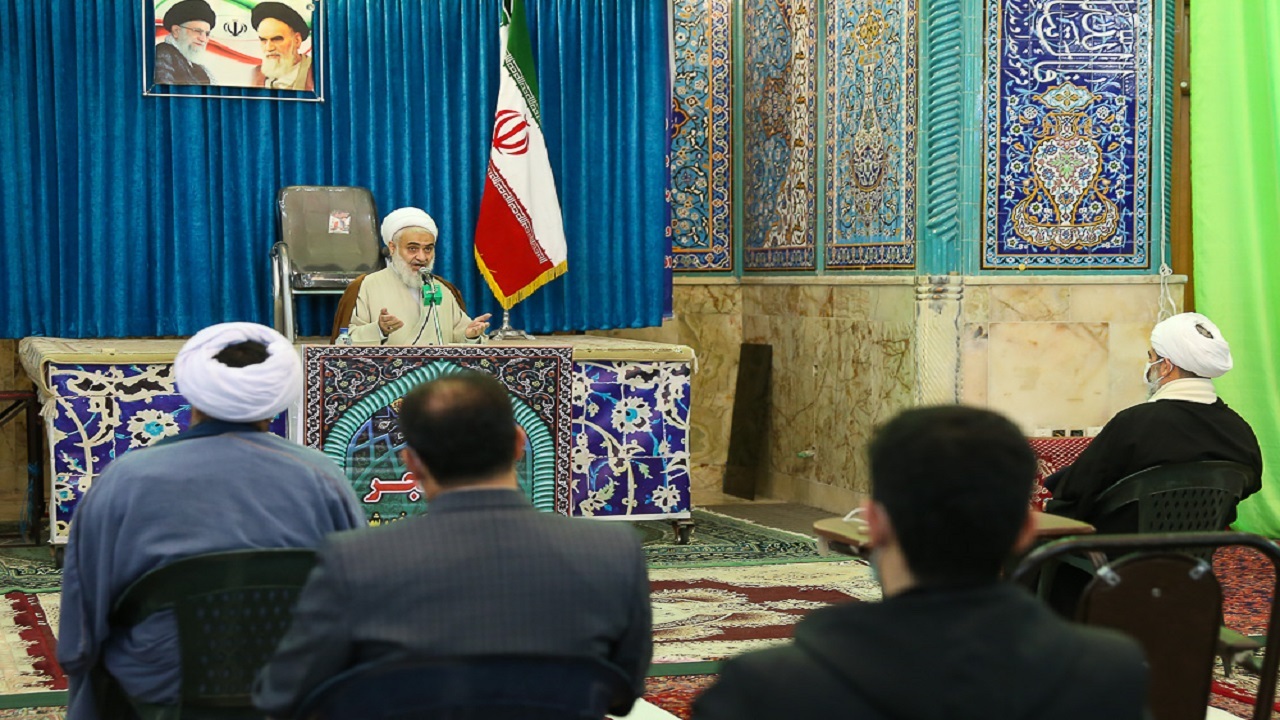 تاکید امام جمعه قزوین بر حرکت در مسیر شهدا