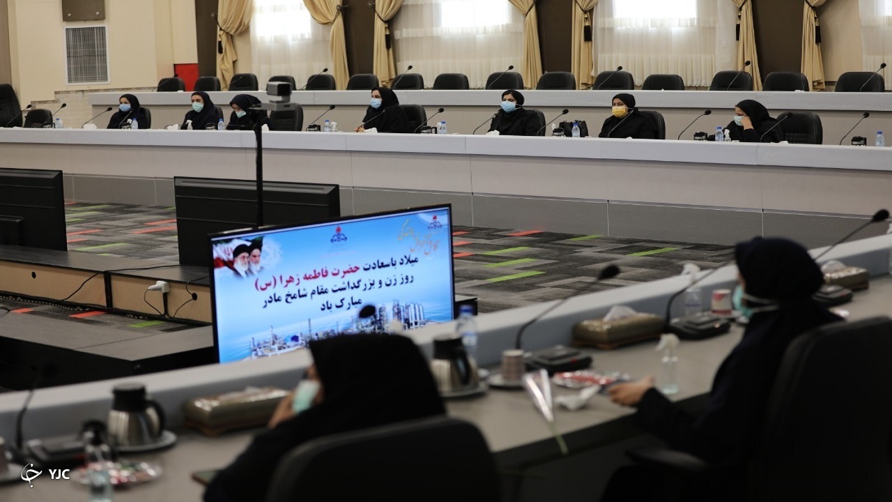 مسئولیت زن در جامعه به مراتب از مسئولیت مردان سخت‌تر است