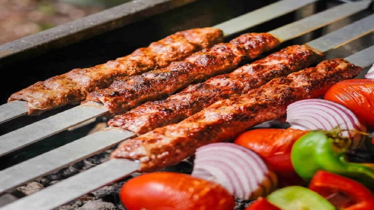 طرز تهیه کباب کوبیده ارزان و خوشمزه با سویا + ترفند‌های نریختن کباب از روی سیخ