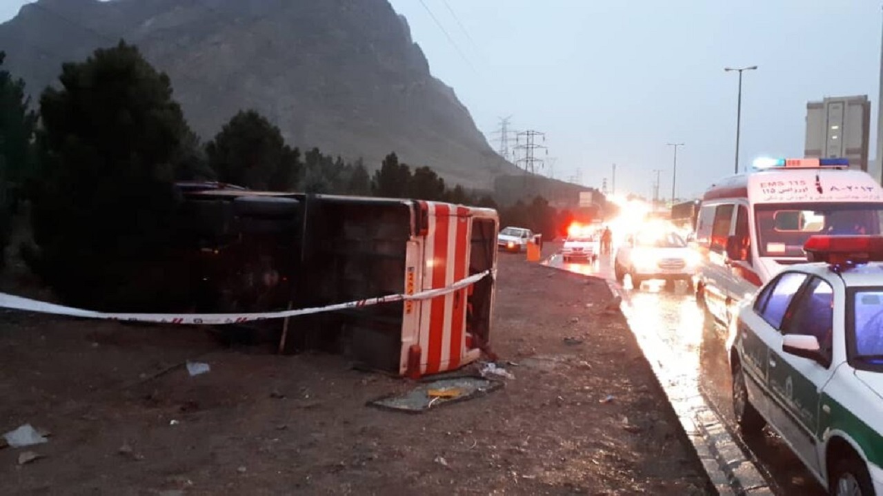 ۱۸ مصدوم براثر واژگونی مینی‌بوس حامل کارکنان شرکت ریخته‌گری در اتوبان اقارب پرست اصفهان