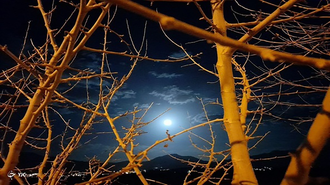 همنشینی زیبای ماه و آسمان