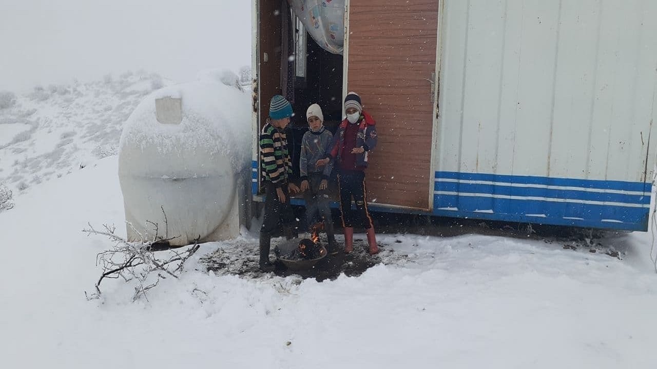 شرایط طاقت فرسای یک مدرسه / از تردد با اسب در مسیری صعب العبور تا جدال با سرمای جانسوز