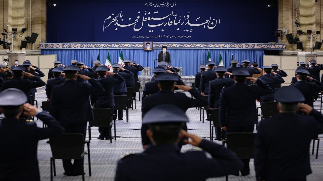 ترجمه کتیبه نصب‌شده در حسینیه امام خمینی (ره) در دیدار فرماندهان نیروی هوایی ارتش با رهبر انقلاب