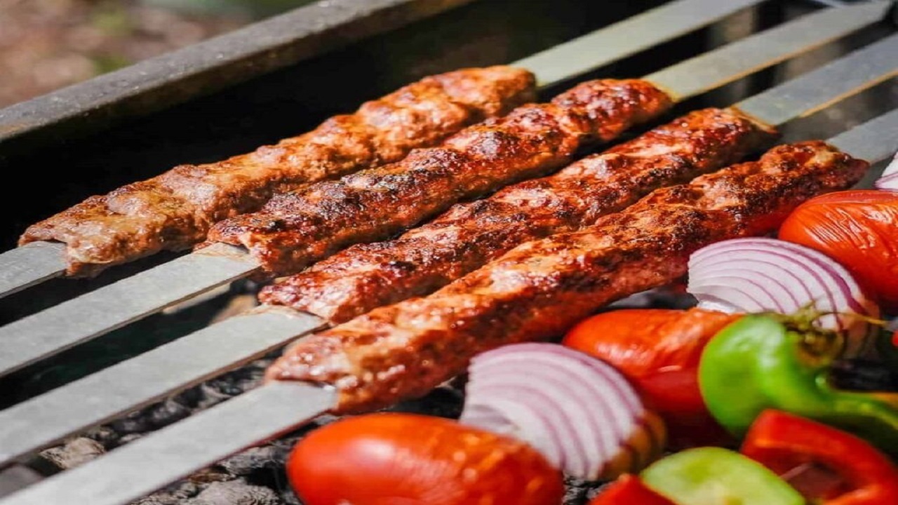 آموزش آشپزی؛ از کباب کوبیده ارزان و خوشمزه با سویا و جغول بغول به روش زنجانی و قهوه خانه‌ای تا نانایمو بار یک دسر بی نظیر + تصاویر
