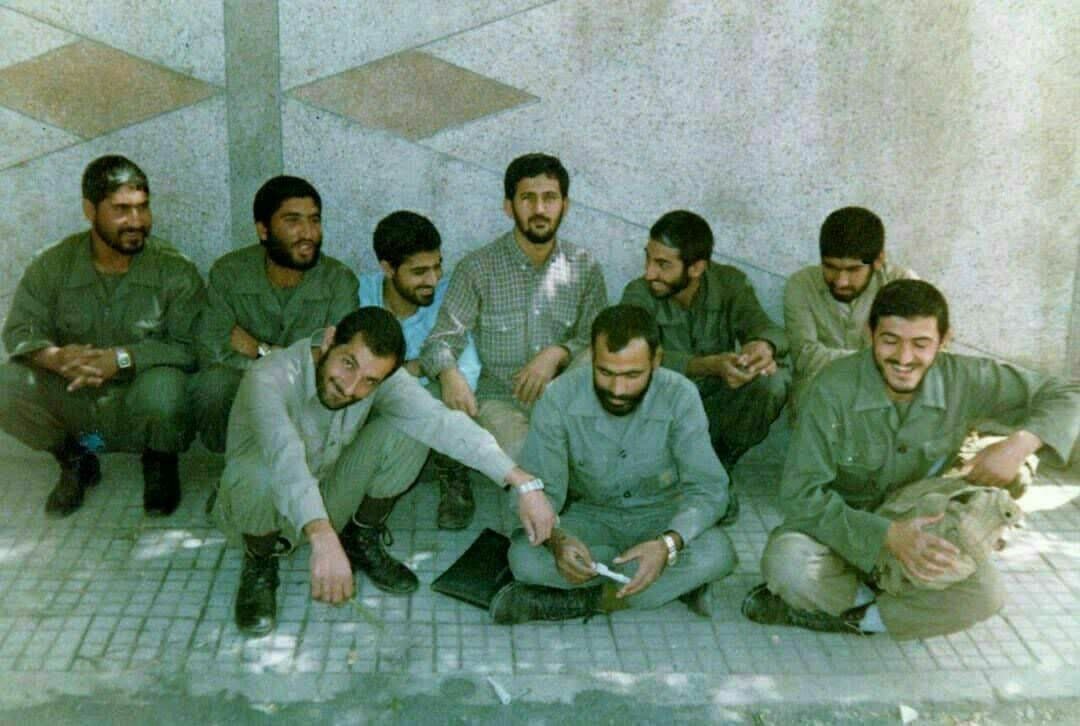 تصویری قدیمی از حاج قاسم در کنار فرماندهان جنگ