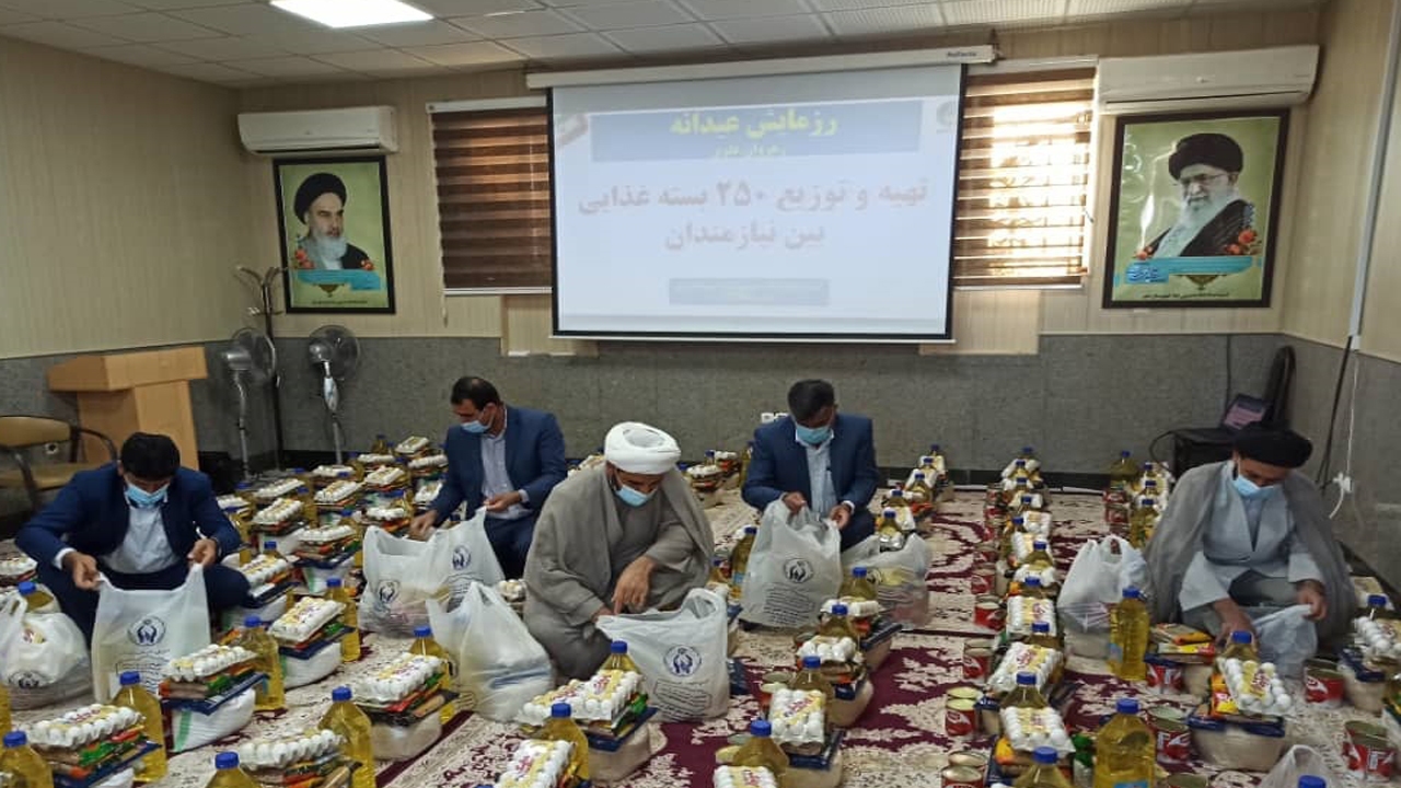 توزیع بسته های غذایی میان نیازمندان در مهر