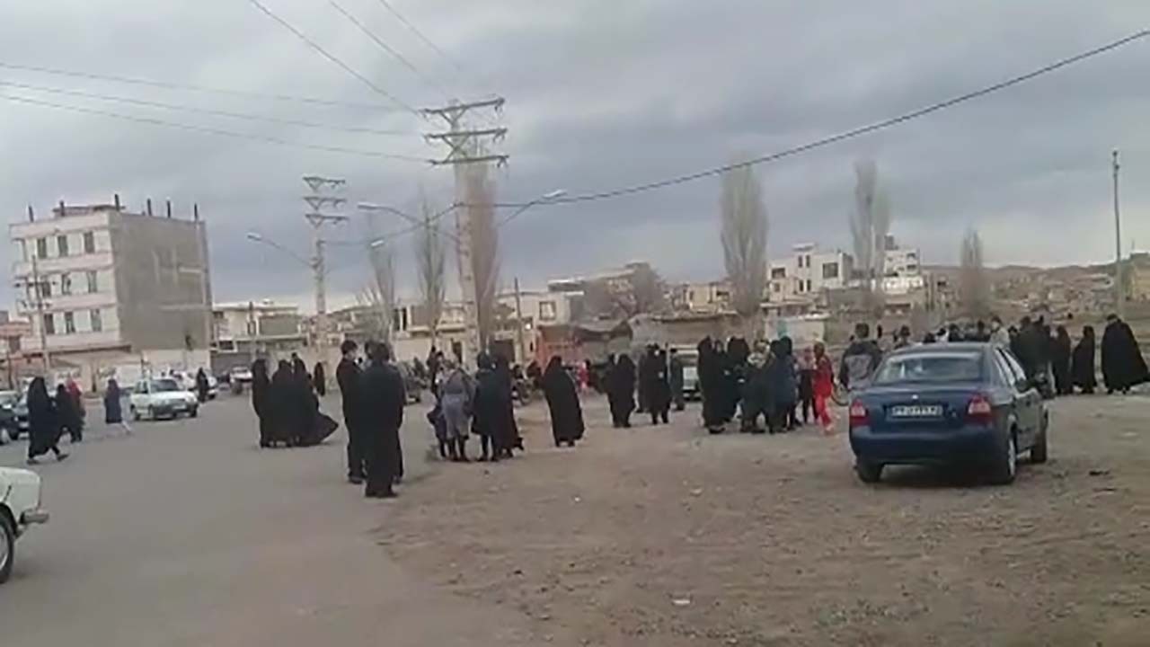 صف توزیع روغن خوراکی در شهرک ولی‌عصر + فیلم