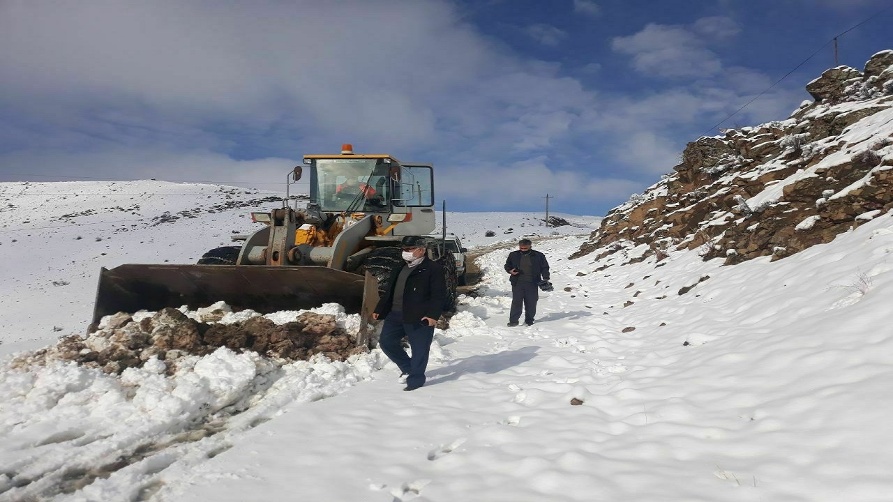 بارش برف و کولاک راه ۷۵ روستای تکاب و میاندواب را بست