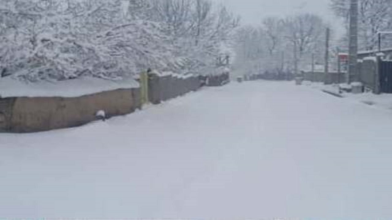 برف آمد، کجور بسته شد