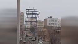 تصادف وحشتناک سه کامیون با پنج خودروی سواری در بزرگراه + فیلم