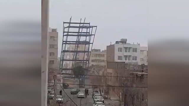 سقوط هولناک اسکلت فلزی ساختمان در حال ساخت + فیلم