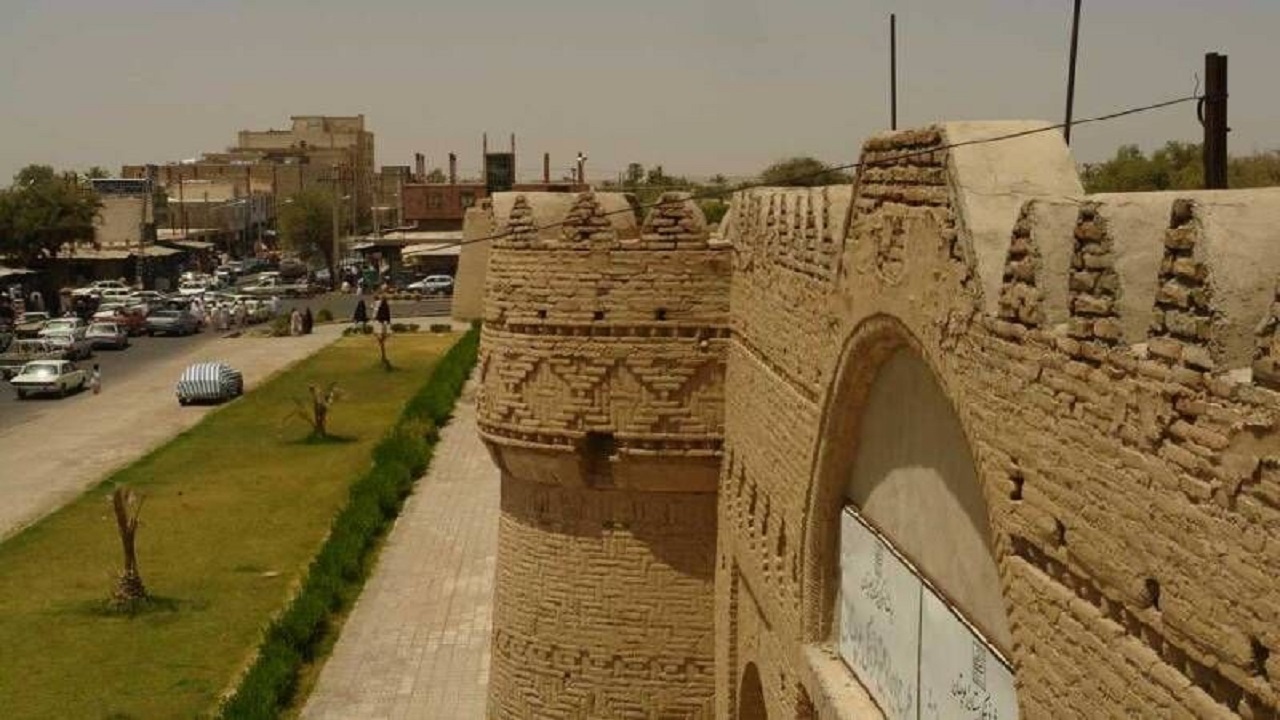 قلعه ناصری ایرانشهر با رعایت شیوه نامه های بهداشتی میزبان گردشگران است